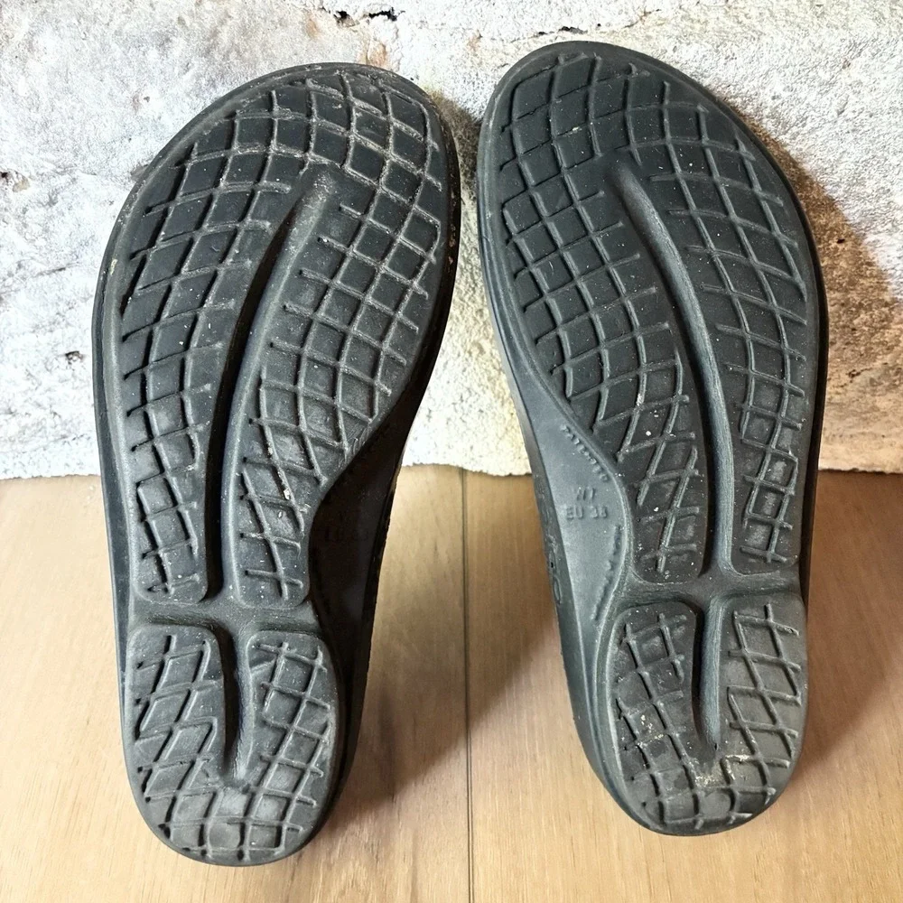 OOFOS OOlala Limited Flip Flops Thongs Sandals Black Purple Camo Womens 7